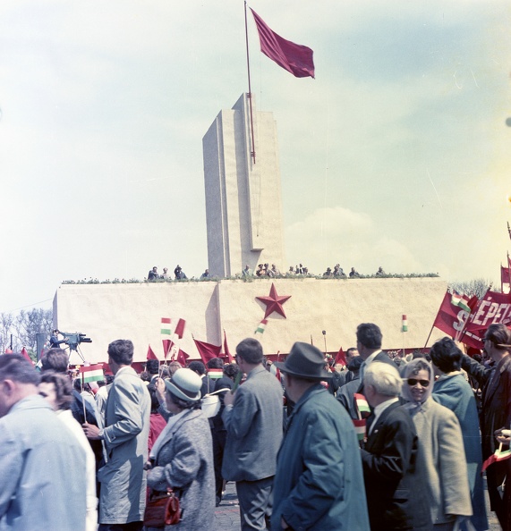 Ötvenhatosok tere (Felvonulási tér), május 1-i felvonulás, háttérben a dísztribün.