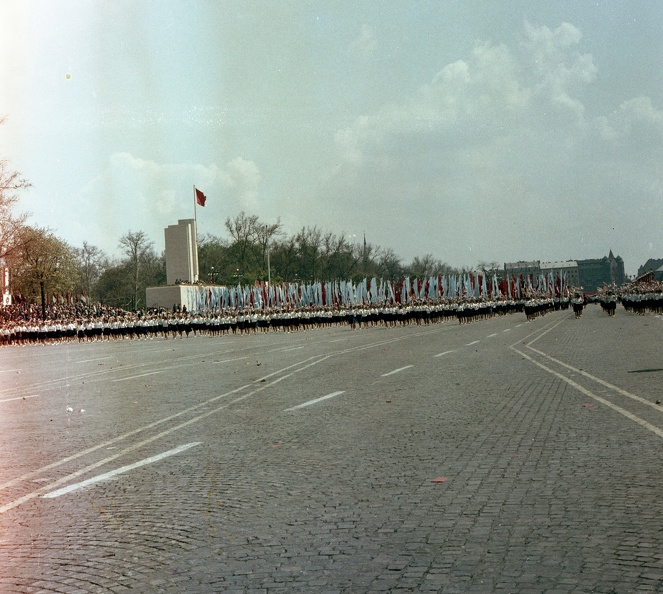 Ötvenhatosok tere (Felvonulási tér), május 1-i felvonulás, balra a dísztribün.