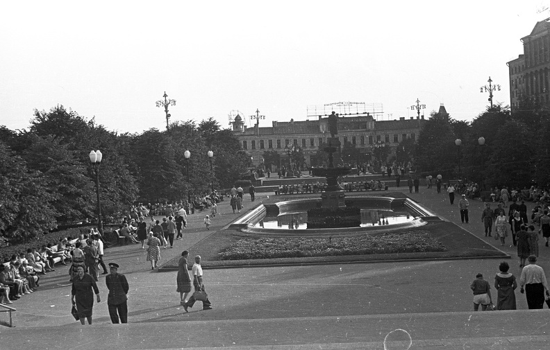 Puskin tér, Puskin szobor.