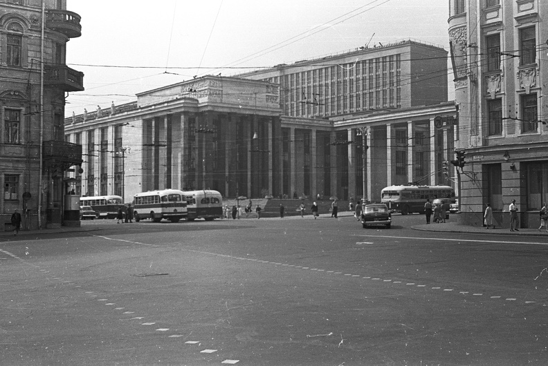 Mohovaja utca, jobbra a Vozdvizsenka utca torkolata. Szemben az Állami Lenin Könyvtár (ma Orosz Állami Könyvtár) épülete.