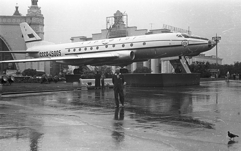 Népgazdaság Eredményeinek Kiállítása (ma Összoroszországi Kiállítási Központ), Tu-124V típusú utasszállító repülőgép.