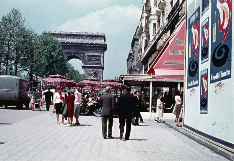 Avenue des Champs-Élysées a Diadalív felé nézve.