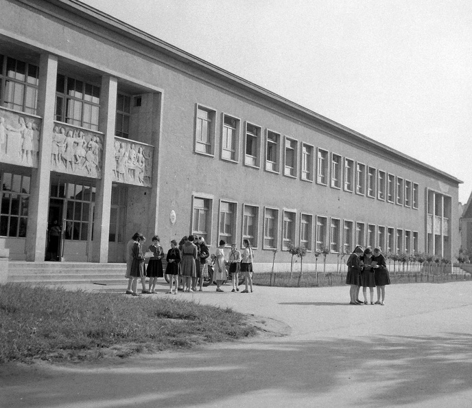 Petőfi liget, Vasvári Pál általános iskola (a domborművek alkotója Marton László, 1954.).