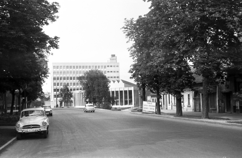Görgey Artúr utca (Felszabadítók útja), szemban a SZOT székház és a Rónai Sándor művelődési központ.