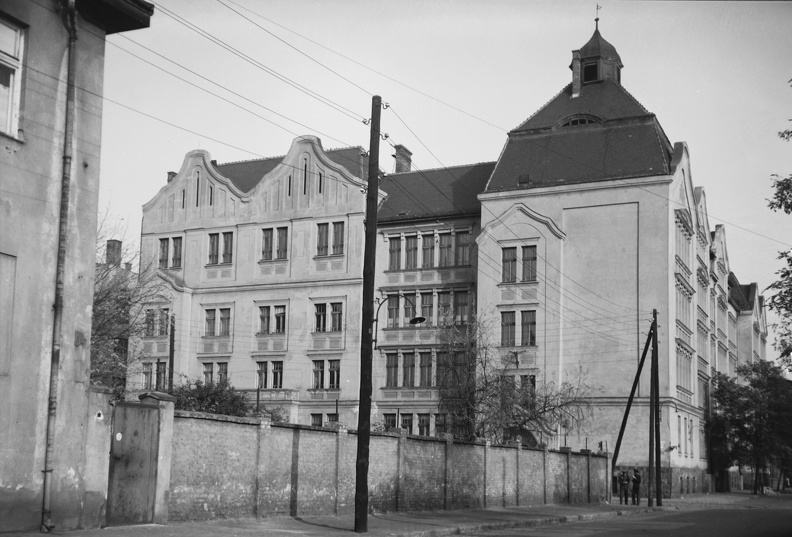 Tutaj utca a Pannónia utca felé nézve, háttérben a Sallai Imre (ma Pannónia) Általános iskola.