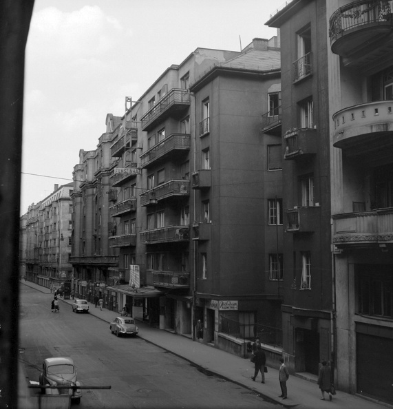 Hollán Ernő (Fürst Sándor) utca a Szent István körút felől nézve, szemben a Duna mozi (ma Budapest Jazz Club).
