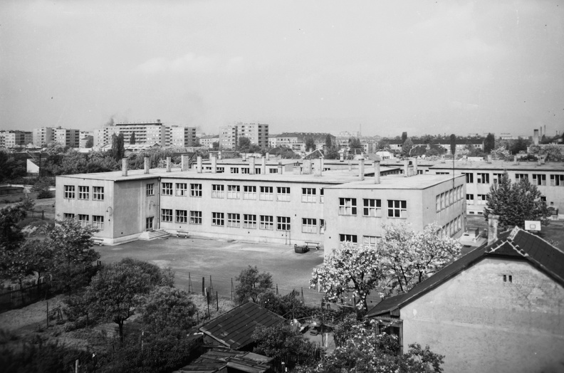 Jász utca, Általános Iskola (ma Magyar Hajózási Szakközépiskola) a Reitter Ferenc utca felől, a távolban a Béke utcai lakótelep.