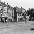 Széchenyi tér, szemben a Xantus János Múzeum (Apátúr ház), jobbra a Rákóczi Ferenc utca torkolata.