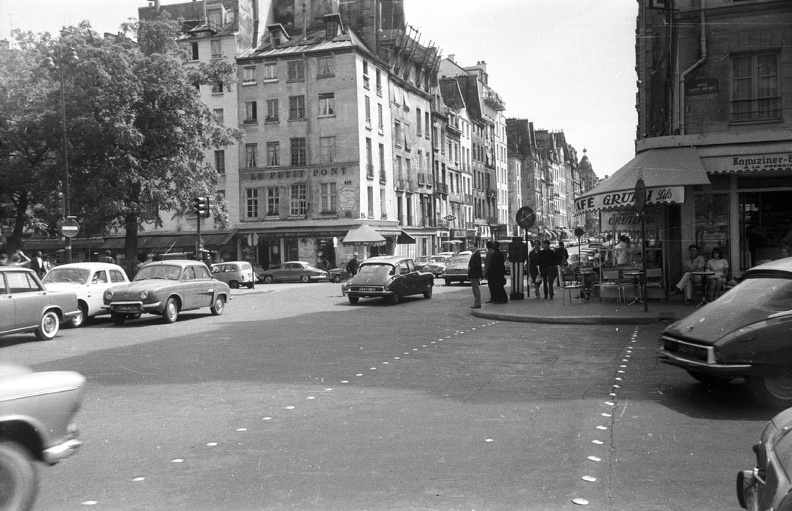 Rue Saint-Jacques a Szajna felől nézve, előtérben a Quai Saint-Michel sarka.