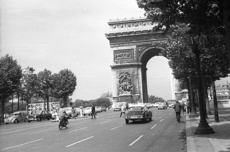Diadalív a Champs Élysées-ről nézve.