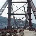 az Erzsébet híd építése a pesti hídfőtől a budai hídfő felé nézve.