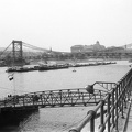 az épülő Erzsébet híd a Belgrád rakparti hajóállomástól nézve. Háttérben a budai Vár.