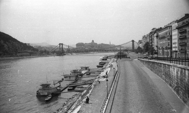 a Belgrád rakpart a Szabadság híd pesti hídfőjétől az épülő Erzsébet híd felé nézve.