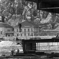 az Erzsébet híd építése, beemelésre váró pályaegység, háttérben a Rudas fürdő.