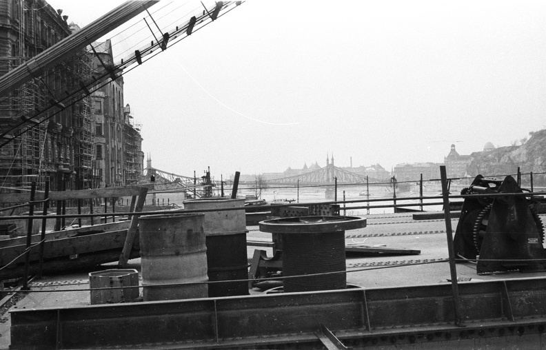 az Erzsébet híd építése a pesti hídfőtől a Szabadság híd felé nézve.