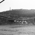 az épülő Erzsébet híd és a Gellért-hegy a pesti alsó rakpartról nézve.