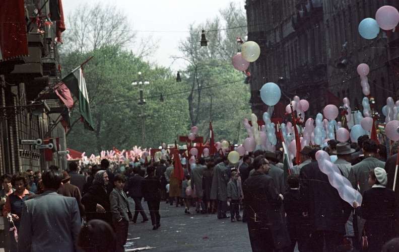 Dembinszky utca a Városliget felé nézve, május 1-i felvonulás.