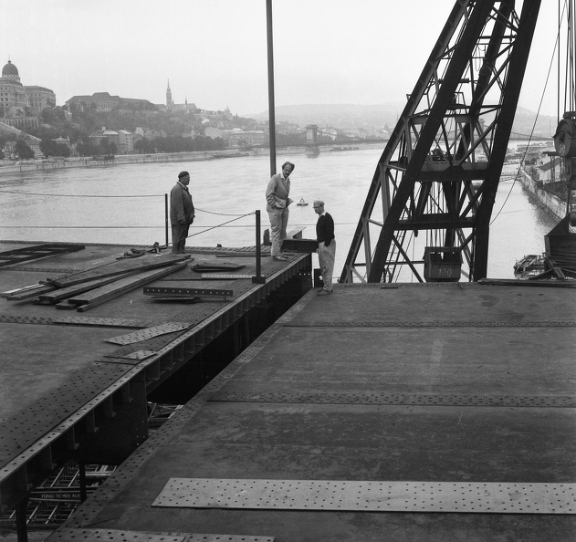 az Erzsébet híd építése, az utolsó előtti pályaegység beemelése a pesti hídfőnél.