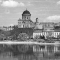 Bazilika a Duna felől nézve.