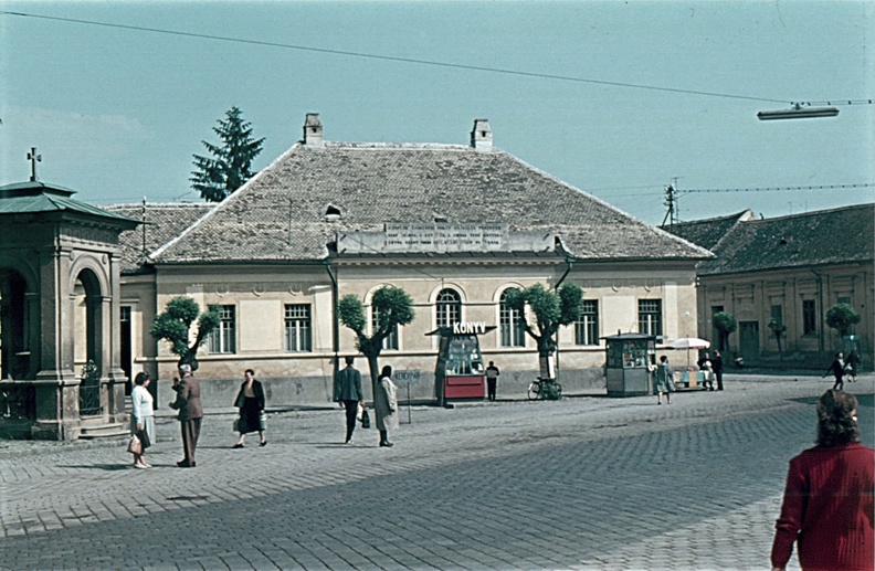 Tóth Kálmán tér, szemben a paplak az 1840-es tűzvészre emlékező felirattal, jobbra a Táncsics Mihály utca torkolata.