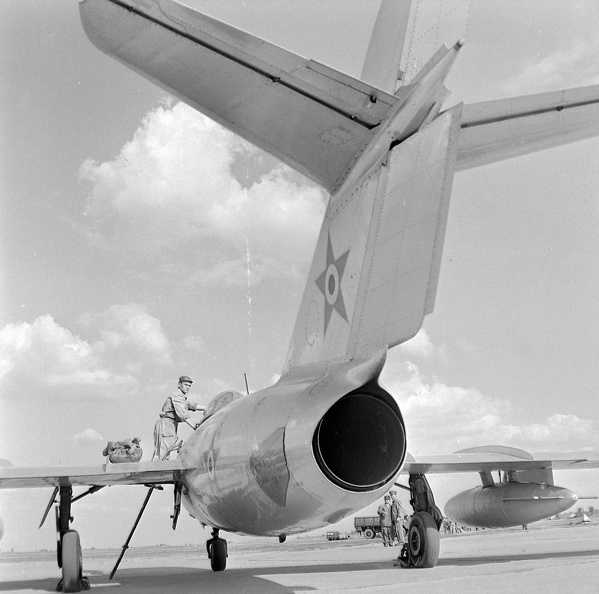 MiG-15-ös típusú vadászrepülőgép.