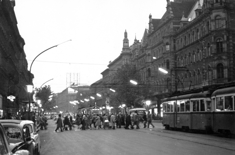 Teréz (Lenin) körút, a Király (Majakovszkij) utcától az Oktogon (November 7. tér) felé nézve.