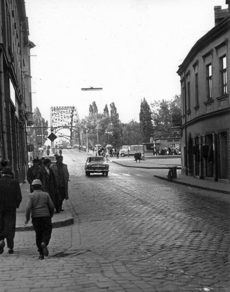 Jedlik Ányos utca, jobbra a Kreszta-ház. Háttérben a Dunakapu tér és a révfalusi Kossuth híd.
