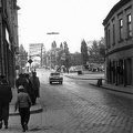 Jedlik Ányos utca, jobbra a Kreszta-ház. Háttérben a Dunakapu tér és a révfalusi Kossuth híd.