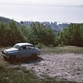 kilátás a a tóra, a háttérben Fonyód hegye. Előtérben egy Skoda Octavia gépkocsi.