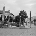 Szovjet Hősök emlékműve, jobbra a Petőfi Sándor utca, balra a háttérben a Petőfi Sándor Általános Iskola (egykori Csíkmegyei Polgári Leányiskola).