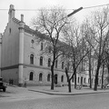 Fő utca 32., Kapucinus rendház, balra a Ponty utca torkolata.