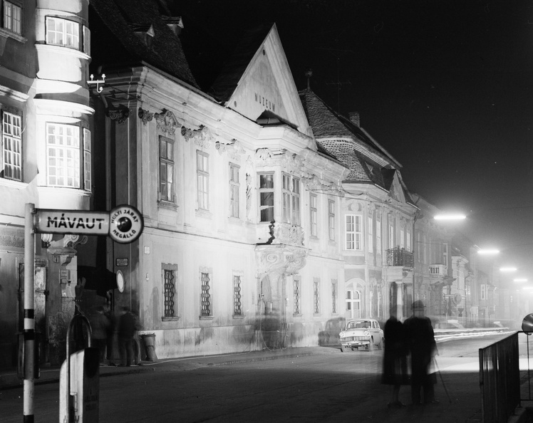 Széchenyi tér, Xantus János Múzeum (Apátúr ház).