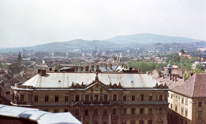 előtérben a Megyeháza a Széchenyi téren.