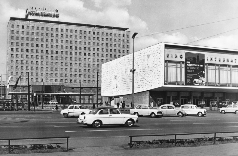 Kelet-Berlin, hátul a Berolina Hotel épülete (elbontották), elöl a International mozi.