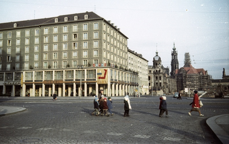 az Altmarkt és a Schloßstrasse sarka, háttérben a Hofkirche tornya.