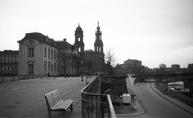az Elba rakpartja, balra a Hofkirche, jobbra az Augustusbrücke.