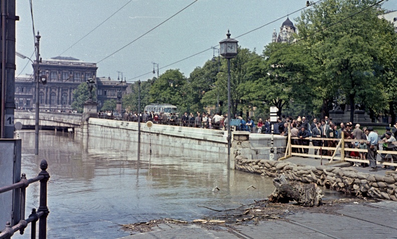 pesti alsó rakpart a a Széchenyi István (Roosevelt) térnél árvíz idején. Háttérben a Magyar Tudományos Akadémia székháza.