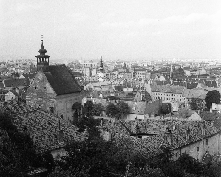 kilátás a várból, bal oldalon a Szent Miklós templom.