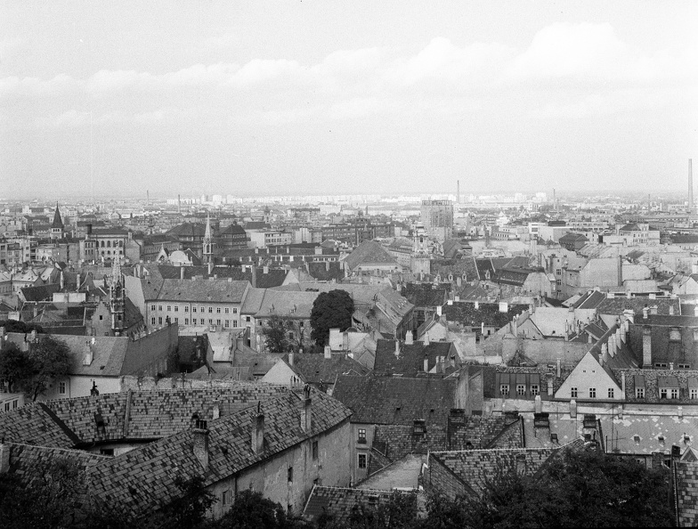 kilátás az óváros északi felére a várból.