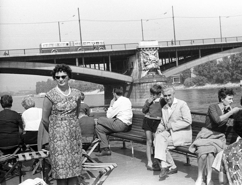 hajókirándulás a Dunán, szemben a Margit híd.