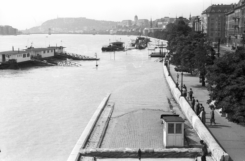a budai alsó rakpart és a Bem rakpart a Margit híd felől az 1965-ös árvíz idején.