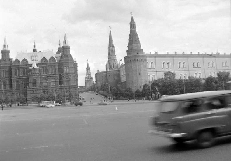 balra a Történelmi Múzeum, háttérben a Vörös tér, jobbra a Kreml.