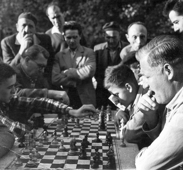 Ferenc tér, sakkozók.