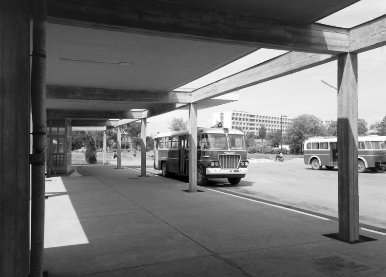 MÁVAUT autóbusz állomás, háttérben a SZOT Béke Gyógyüdülő.