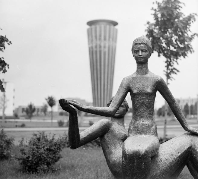 Béke út - Széchenyi út kereszteződése, Anya és lánya szobor (Józsa Bálint, 1965.). Háttérben a víztorony.