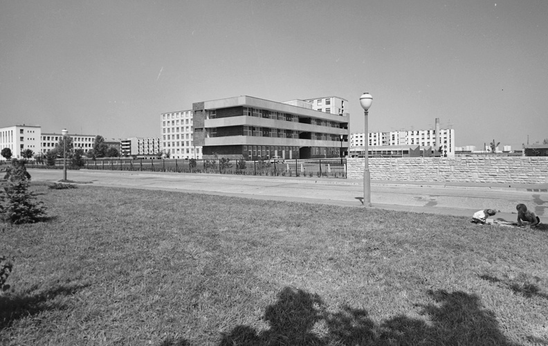Kossuth Lajos utca, szemben a Városi (Szent Pantaleon) kórház, balra a rendelőintézet.
