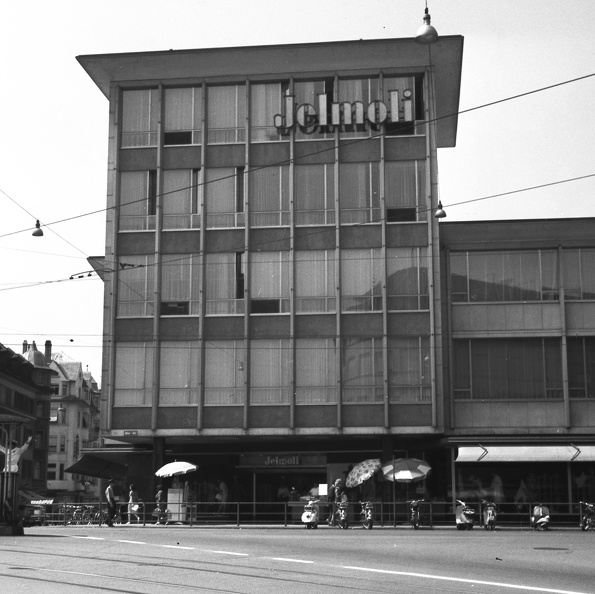Albert Näf Platz, Jelmoli nagyáruház.