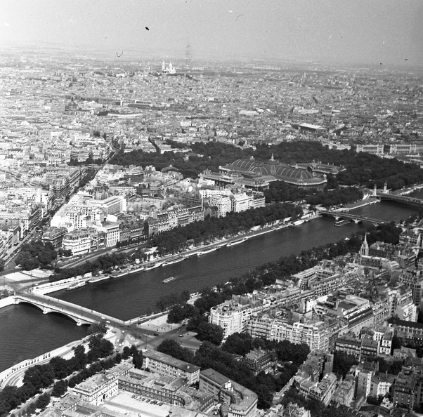 Grand Palais és Petit Palais az Eiffel-toronyból nézve, a távolban a Sacré Coeur-bazilika.