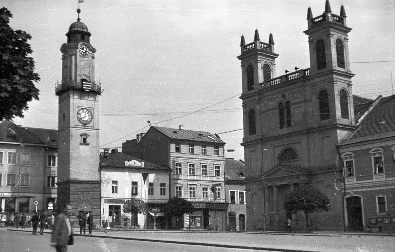 Szlovák Nemzeti Felkelés (IV. Béla király) tér, szemben a Xavéri Szent Ferenc-székesegyház.