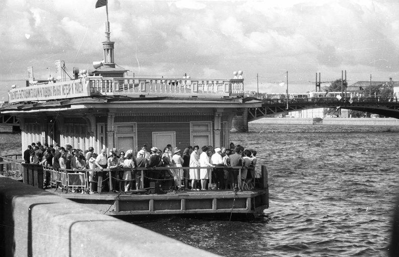 (Leningrád) hajóállomás a Néván, háttérben a Palota híd.